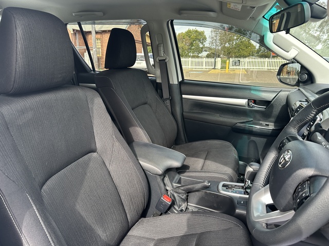 2023 Toyota Hilux - Image 4
