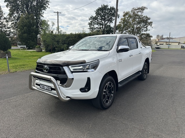 2023 Toyota Hilux - Image 10