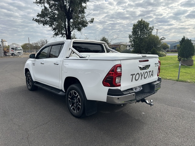 2023 Toyota Hilux - Image 11
