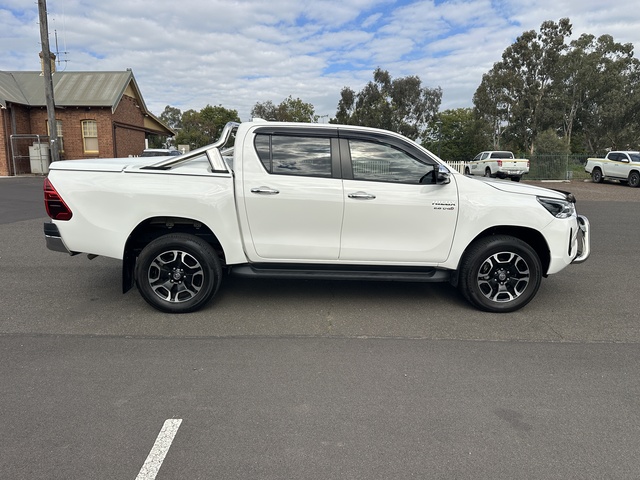 2023 Toyota Hilux - Image 16