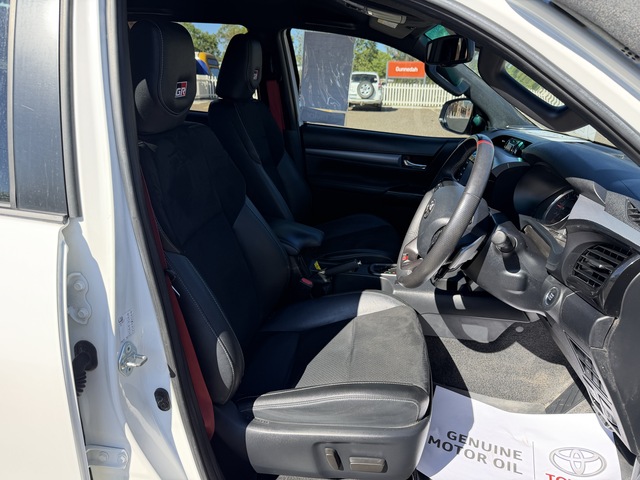 2023 Toyota Hilux - Image 4