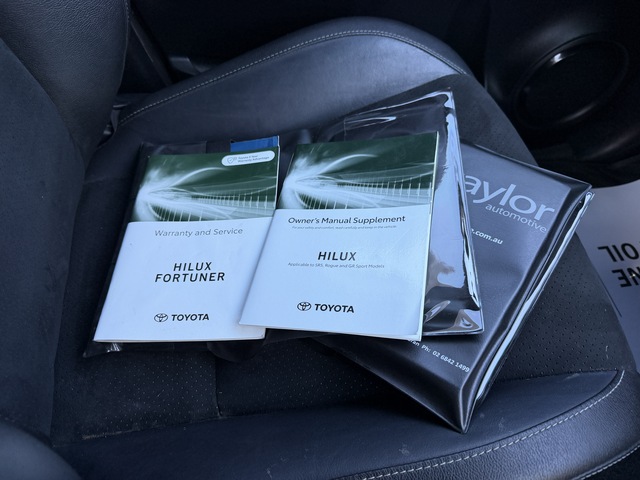 2023 Toyota Hilux - Image 9