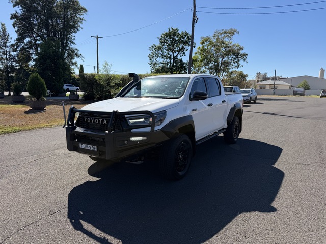 2023 Toyota Hilux - Image 10