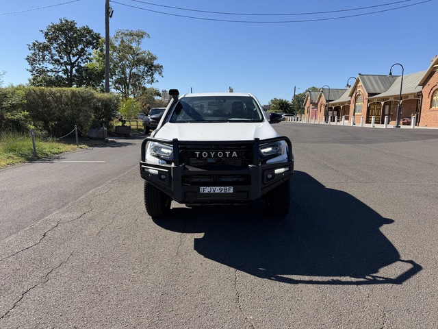 2023 Toyota Hilux - Image 11