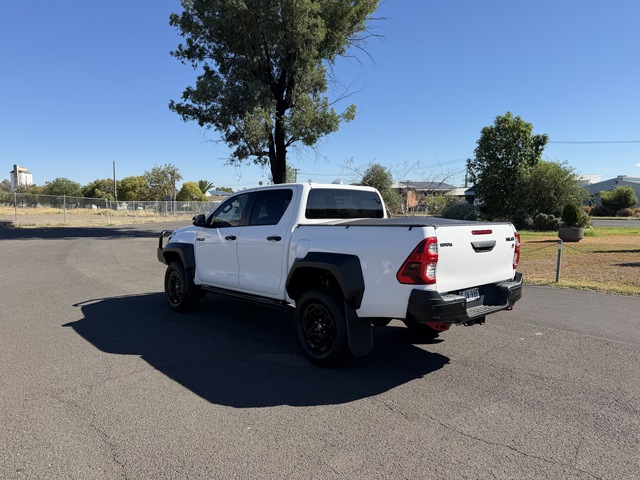2023 Toyota Hilux - Image 12