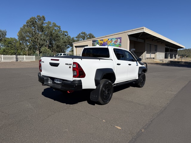 2023 Toyota Hilux - Image 13