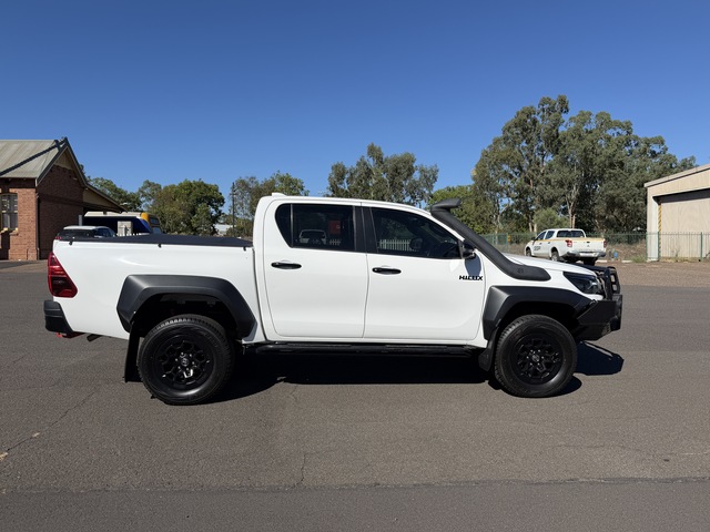 2023 Toyota Hilux - Image 15