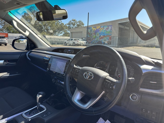 2022 Toyota Hilux - Image 3