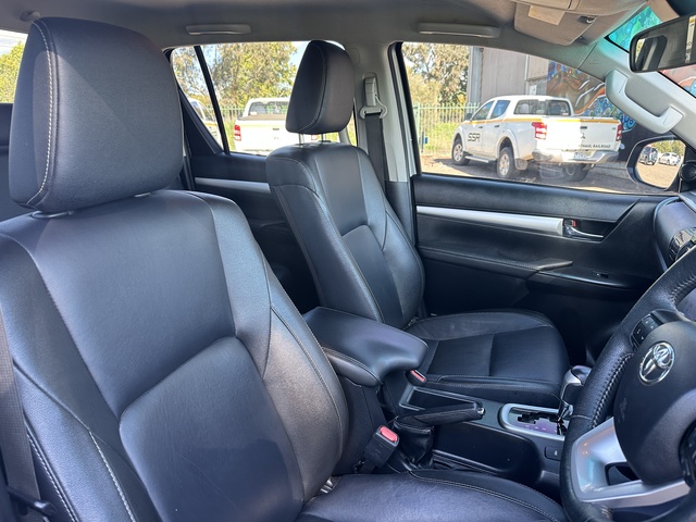 2023 Toyota Hilux - Image 11