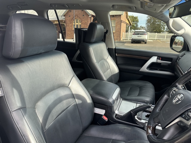 2020 Toyota Landcruiser - Image 2