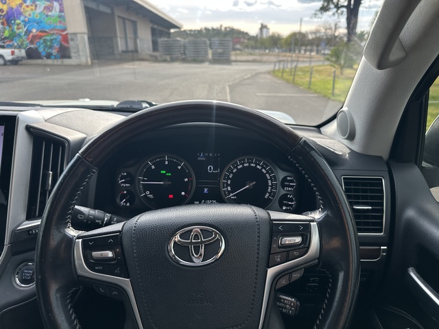 2020 Toyota Landcruiser - Image 5