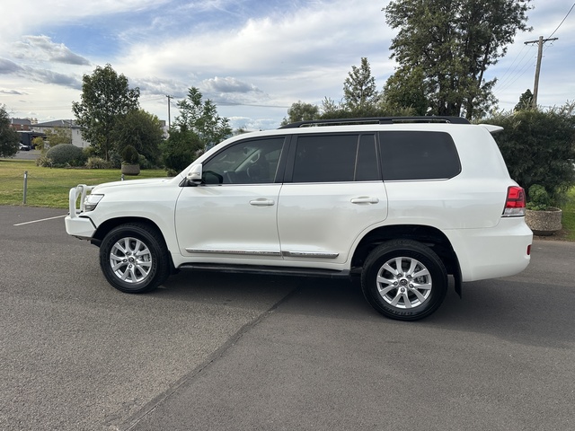 2020 Toyota Landcruiser - Image 10